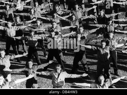 Militaire, Australie, armée, entraînement de base, recrues, toujours vêtu de vêtements civils, pendant la gymnastique, exercice tôt le matin, sports, soldats, soldat, Seconde Guerre mondiale / Seconde Guerre mondiale, allié, les alliés, Commonwealth, troupe, troupes, forces armées, système de défense, armée, armées, service militaire, service militaire, conscription générale, 20e siècle, australien, australien, australien, Australiens, Aussiens, mobilisation historique, personnes, Années 1930, années 1940, droits supplémentaires-Clearences-non disponible Banque D'Images