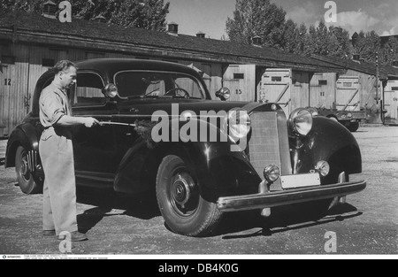 Transport / transport, voiture, variantes de véhicule, Mercedes Benz, dépoussiérage d'une limousine, fin des années 1940, , droits supplémentaires-Clearences-non disponible Banque D'Images