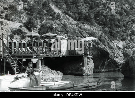 tourisme, petite fille assise sur un bateau de pêche, Italie, 1950, droits-supplémentaires-Clearences-non disponible Banque D'Images