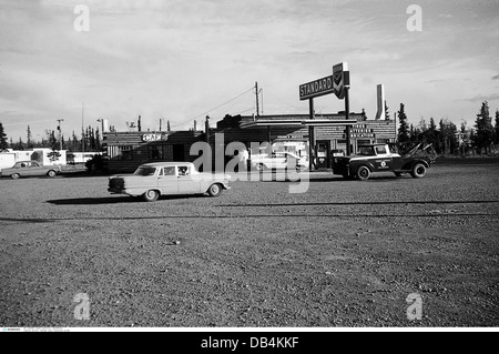 Transport / transport, voiture, station-service, à la frontière entre le Canada et l'Alaska, 1965, droits additionnels-Clearences-non disponible Banque D'Images