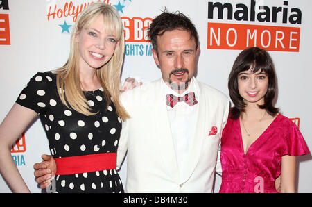 (L-R) Riki Lindhome musicien, acteur David Arquette, musicien et Kate Micucci du groupe musical Garfunkel & Oates Malaria No More présente : Morsures de Hollywood de retour ! Tenue au Club Nokia L.A. Vivre à Los Angeles, Californie - 16.04.11 Banque D'Images