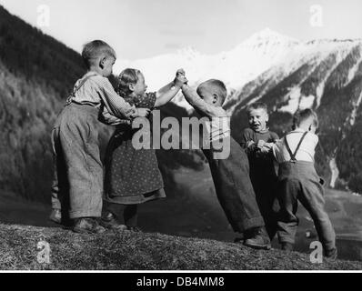 agriculture, agriculteurs de montagne, groupe de petits enfants jouant, années 1950, droits additionnels-Clearences-non disponible Banque D'Images