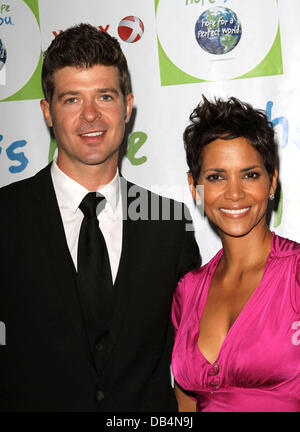 Robin Thicke, Halle Berry Halle Berry à l'honneur au gala de remise des prix Silver Rose avec Grey Goose Los Angeles, Californie - 17.04.11 Banque D'Images