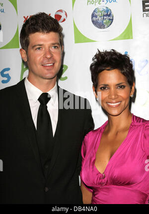 Robin Thicke, Halle Berry Halle Berry à l'honneur au gala de remise des prix Silver Rose avec Grey Goose Los Angeles, Californie - 17.04.11 Banque D'Images