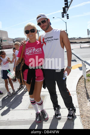 Holly Madison et Josh Strickland 21e marche annuelle contre le SIDA SIDA SIDA 'bénéficiant pour du Nevada' (AFAN), tenue à World Market Center à Las Vegas Las Vegas, Nevada - 17.04.11 Banque D'Images