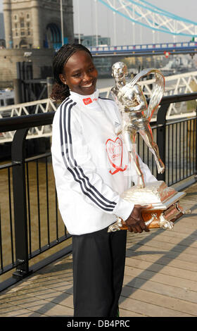 Mary Keitany vainqueurs Marathon de Londres 2011 photocall au Guoman Hotel Londres, Angleterre - 18.04.11 Banque D'Images