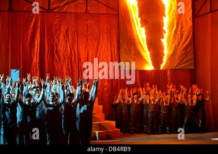 (Document) un document mis à disposition par le Festival de Bayreuth le 17 juillet 2013 montre les répétitions de l'Acte III de "The Flying Dutchmann" pour le Festival de Bayreuth 2013 à Bayreuth, Allemagne. Photo : festival de Bayreuth/ENRICO NAWRATH Banque D'Images