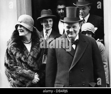 Churchill, Winston Spencer, 30.11.1874 - 24.1.1965, homme politique britannique (cons.), chancelier de l'Échiquier 6.11.1924 - 4.6.1929, avec femme Clementine, 1925, Banque D'Images