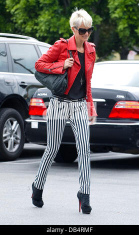 Laetitia Hallyday, épouse du chanteur français Johnny Hallyday, visite le magasin Fred Segal à Hollywood Los Angeles, Californie - 18.04.11 Banque D'Images