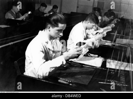 Nazisme / National socialisme, organisations, Front du travail allemand, compétition de profession de Reich, jeunes hommes dans la fabrication du verre, années 1930, , droits additionnels-Clearences-non disponible Banque D'Images