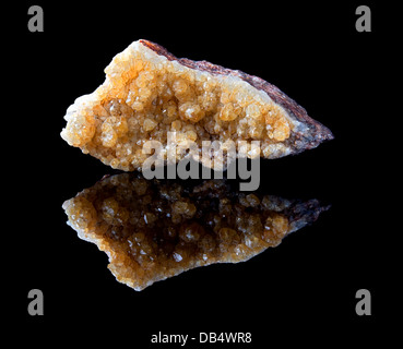 Citrine rugueux pierre semi-précieuse quartz est un minéral appelé aussi la pierre de topaze et or de Novembre Banque D'Images