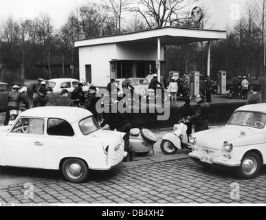 Transport / transport, voiture, station-service, ligne d'attente de voitures et motos devant une station-service, quartier Karl-Marx-Stadt, Allemagne de l'est, 17.4.1963, droits additionnels-Clearences-non disponible Banque D'Images