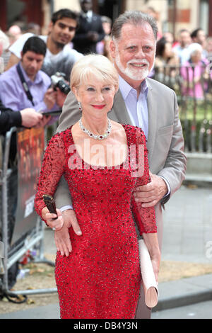 Dame Helen Mirren et mari Taylor Hackford arrivant pour le Royaume-Uni Première de Red 2, à l'Empire Leicester Square, Londres. 22/07/2013 Banque D'Images