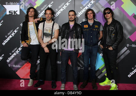 Nick Valensi et Albert Hammond Jr, Fabrizio Moretti, Nikolai Fraiture et Julian Casablancas de The Strokes T-Mobile Fête de lancement du nouveau Sidekick 4G tenue à Private Lot par Beverly Hilton Hotel de Los Angeles, Californie - 20.04.11 Banque D'Images