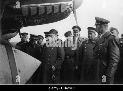 Nazisme / National socialisme, politique, Pacte tripartite, visite du général japonais Yamashita Tomoyuki au groupe II de la 53e aile bombardier allemande, région de Calais, France, décembre 1940, droits additionnels-Clearences-non disponible Banque D'Images