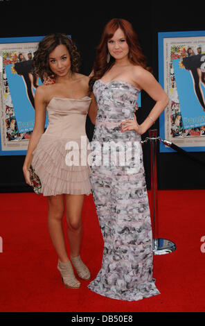 Savannah Jayde, Debby Ryan Première mondiale de "Prom' au El Capitan Theatre de Hollywood, Californie - 21.04.11 Banque D'Images