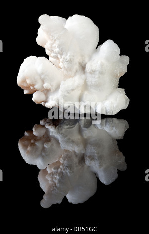 L'aragonite belle ronde clusters, un minéral, un carbonate sous forme de cristaux de carbonate de calcium, Banque D'Images