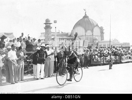 Sports, cyclisme, Tour de France 1936, étape 10, digne - Nizza, vainqueur de la scène Paul Maye (France) en fin, 16.7.1936, années 1930, 30s, 20e siècle, historique, historique, athlète, athlètes, cycliste, gagnant, gagnant, gagnants, public, coureur cycliste, cycliste, cycliste, sport de course, arrivée, personnes, droits supplémentaires-Clearences-non disponible Banque D'Images