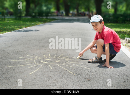 Dessin Enfant soleil sur l'asphalte dans un parc Banque D'Images