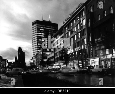 Géographie / Voyage, Allemagne, Berlin, rues, Tauentzienstrasse, Europacenter et Eglise du souvenir de l'empereur Guillaume, prise de nuit, années 1960, droits supplémentaires-Clearences-non disponible Banque D'Images