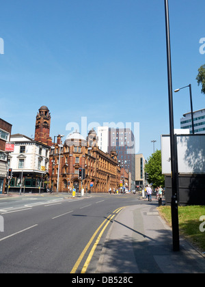 Route de Londres avec la caserne et Piccadilly Place dans la distance, Manchester UK Banque D'Images