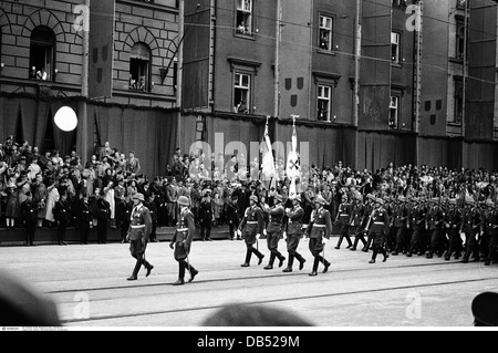 Nazisme / National socialisme, parades, 'Tag der deutschen Kunst', Munich, 8.- 10.7.1938, défilé militaire, Ludwigstraße, colonne de la Luftwaffe (force aérienne allemande), bannière, droits additionnels-Clearences-non disponible Banque D'Images