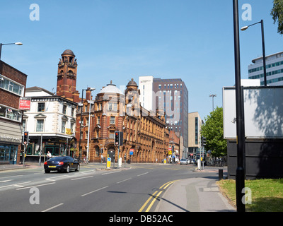 Route de Londres avec la caserne et Piccadilly Place dans la distance, Manchester UK Banque D'Images