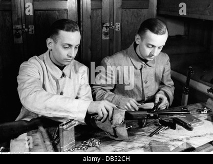 Nazisme / National socialisme, militaire, Wehrmacht, armée, deux pièces d'artillerie Privats nommé Azzelmeyer, jumeaux, pendant leur entraînement militaire de base, vers 1940, fusils de nettoyage, droits additionnels-Clearences-non disponible Banque D'Images