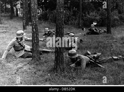 Nazisme / National socialisme, militaire, Wehrmacht, armée, entraînement, infanterie allemande pendant un exercice de terrain, Régiment d'infanterie 29, chef de peloton donnant des instructions, fin des années 1930, droits additionnels-Clearences-non disponible Banque D'Images