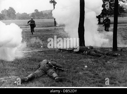 Nazisme / National socialisme, militaire, Wehrmacht, armée, entraînement, infanterie allemande pendant un exercice de terrain, une position de mitrailleuse est attaquée, infanterie Regiment 29, fin des années 1930, Additional-Rights-Clearences-not available Banque D'Images