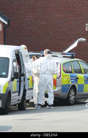 Les agents de police Forensic mener des enquêtes après qu'un homme a été laissé se battre pour sa vie à l'hôpital après avoir été agressés dans une maison à Penmaenmawr, le Pays de Galles le 20 avril 2011. La police et les ambulanciers ont été appelés à l'établissement à l'Llannerch y Mor Mercredi, en fin de nuit après que les rapports d'une perturbation. Ils ont trouvé un homme de 54 ans, qui n'a pas été nommé, avait subi de graves head Banque D'Images