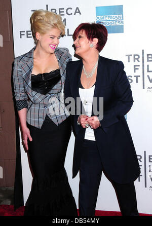 Kelly Osbourne, Sharon Osbourne au Tribeca Film Festival 2011 - Première mondiale de 'God Bless Ozzy Osbourne" au Théâtre du CCMB - Arrivées. La ville de New York, USA - 24.04.11 Banque D'Images