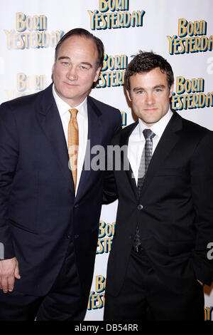 James Belushi et son fils, l'acteur Robert Belushi Opening Night after party pour la production de 'Broadway' né d'hier s'est tenue à l'Edison de bal. La ville de New York, USA - 24.04.11 Banque D'Images