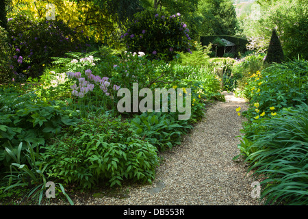 Un chemin mène à la maison d'été à partir de la terrasse supérieure du jardin d'eau à l'intérieur coton Manor gardens au début de juin, le Northamptonshire, Angleterre Banque D'Images