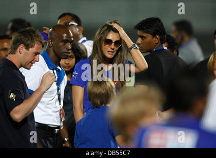 L'actrice britannique Elizabeth Hurley sur le terrain après le Rajasthan Royals a gagné l'Indian Premier League (IPL) match de cricket entre Rajasthan Royals et Kochi Kerala Tuskers à Jaipur, Inde, Dimanche, Avril 24, 2011. Jaipur, Inde - 24.04.11 Banque D'Images