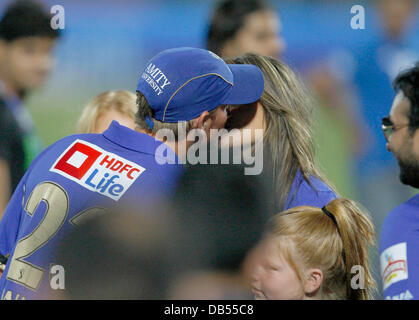 L'actrice britannique Elizabeth Hurley, centre droit, partage un moment avec Rajasthan Royals cricketer Shane Warne après Rajasthan Royals a gagné l'Indian Premier League (IPL) match de cricket entre Rajasthan Royals et Kochi Kerala Tuskers à Jaipur, Inde, Dimanche, Avril 24, 2011. Jaipur, Inde - 24,0411 Banque D'Images