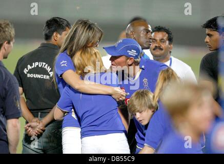 L'actrice britannique Elizabeth Hurley hugs Rajasthan Royals cricketer Shane Warne's daughter Brooke après Rajasthan Royals a gagné l'Indian Premier League (IPL) match de cricket entre Rajasthan Royals et Kochi Kerala Tuskers à Jaipur, Inde, Dimanche, Avril 24, 2011. Jaipur, Inde - 24.04.11 Banque D'Images