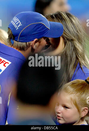 L'actrice britannique Elizabeth Hurley, centre droit, partage un moment avec Rajasthan Royals cricketer Shane Warne après Rajasthan Royals a gagné l'Indian Premier League (IPL) match de cricket entre Rajasthan Royals et Kochi Kerala Tuskers à Jaipur, Inde, Dimanche, Avril 24, 2011. Jaipur, Inde - 24.04.11 Banque D'Images