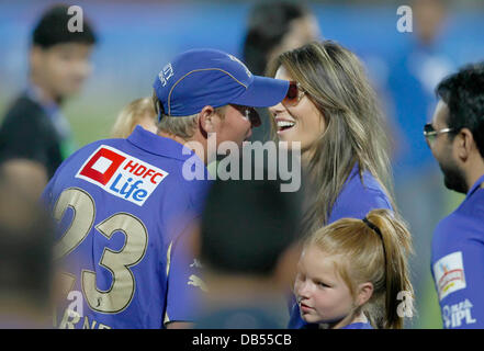 L'actrice britannique Elizabeth Hurley, centre droit, partage un moment avec Rajasthan Royals cricketer Shane Warne après Rajasthan Royals a gagné l'Indian Premier League (IPL) match de cricket entre Rajasthan Royals et Kochi Kerala Tuskers à Jaipur, Inde, Dimanche, Avril 24, 2011. Jaipur, Inde - 24.04.11 Banque D'Images