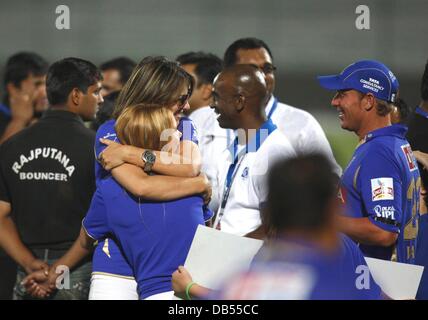 L'actrice britannique Elizabeth Hurley hugs Rajasthan Royals cricketer Shane Warne's daughter Brooke après Rajasthan Royals a gagné l'Indian Premier League (IPL) match de cricket entre Rajasthan Royals et Kochi Kerala Tuskers à Jaipur, Inde, Dimanche, Avril 24, 2011. Jaipur, Inde - 24.04.11 Banque D'Images