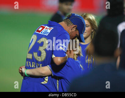 Shane Warne épouse sa fille Brooke après Rajasthan Royals a gagné l'Indian Premier League (IPL) match de cricket entre Rajasthan Royals et Kochi Kerala Tuskers à Jaipur, Inde, Dimanche, Avril 24, 2011. Jaipur, Inde - 24.04.11 Banque D'Images