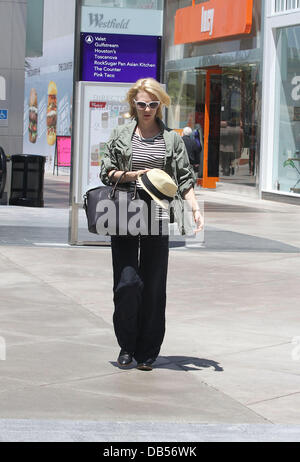 January Jones shopping au centre commercial Westfield à Beverly Hills, Californie - 25.04.11 Banque D'Images