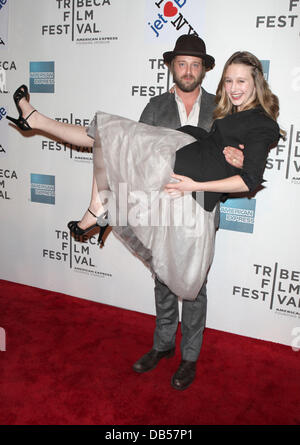 Taissa Farmiga, Joshua Leonard , le Festival du film de Tribeca 2011 - Première mondiale de 'terrain plus élevé' - Arrivées New York City, USA - 26.04.11 Banque D'Images