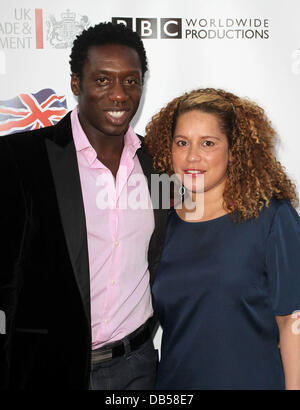 Hakeem Kae-Kazim avec Bronwyn épouse BritWeek Lancement VIP de réception au consulat britannique de la Los Angeles, Californie - 26.04.11 Banque D'Images