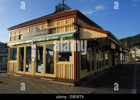 Le restaurant 'Station' sur le remblai à Dartmouth, Devon, Angleterre, Royaume-Uni. Banque D'Images