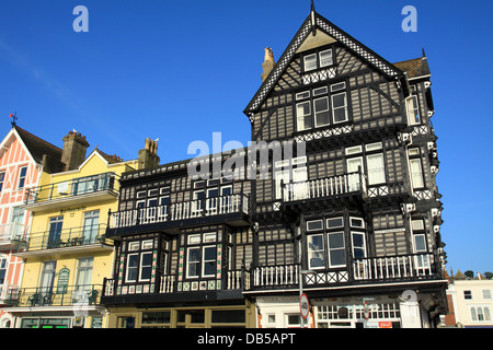 Le noir et blanc de style Tudor, s'appuyant sur le remblai du Sud à Dartmouth, Devon, Angleterre, Royaume-Uni. Banque D'Images
