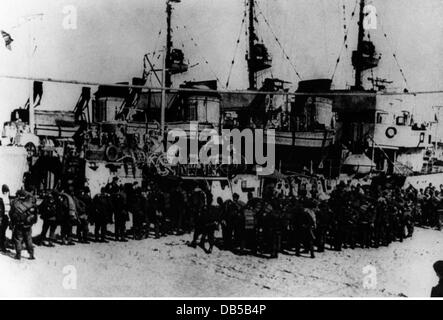 Evénements, Seconde Guerre mondiale / Seconde Guerre mondiale, Norvège, embarquement des soldats allemands pour le déploiement en Norvège, membres de la 3e division Gebirgsdivision (division d'infanterie de montagne) embarquement sur un destroyer, début avril 1940, droits additionnels-Clearences-non disponible Banque D'Images