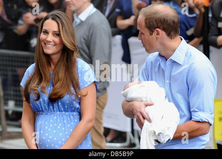 Enfin Cambridge bébé vu par le monde le 23 juillet, après sa naissance, hier, à l'Lindon aile, St Mary's Hospital, Londres. Le prince William, duc de Cambridge et Catherine, duchesse de Cambridge, écarter l'aile Lindo avec leur fils nouveau-né à l'Hôpital St Mary le 23 juillet 2013 à Londres, en Angleterre. La duchesse de Cambridge (Kate) hier a donné naissance à un garçon à 16.24 CEST et pesant 8lb 6oz, avec le Prince William à ses côtés. Banque D'Images