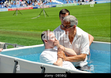 Les témoins de Jéhovah utilisent une piscine spéciale pour baptiser les nouveaux membres dans la religion au cours d'une convention en la Bible au Sussex Banque D'Images