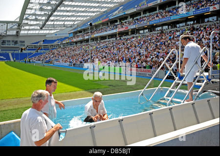 Les témoins de Jéhovah utilisent une piscine spéciale pour baptiser les nouveaux membres dans la religion au cours d'une convention en la Bible au Sussex Banque D'Images